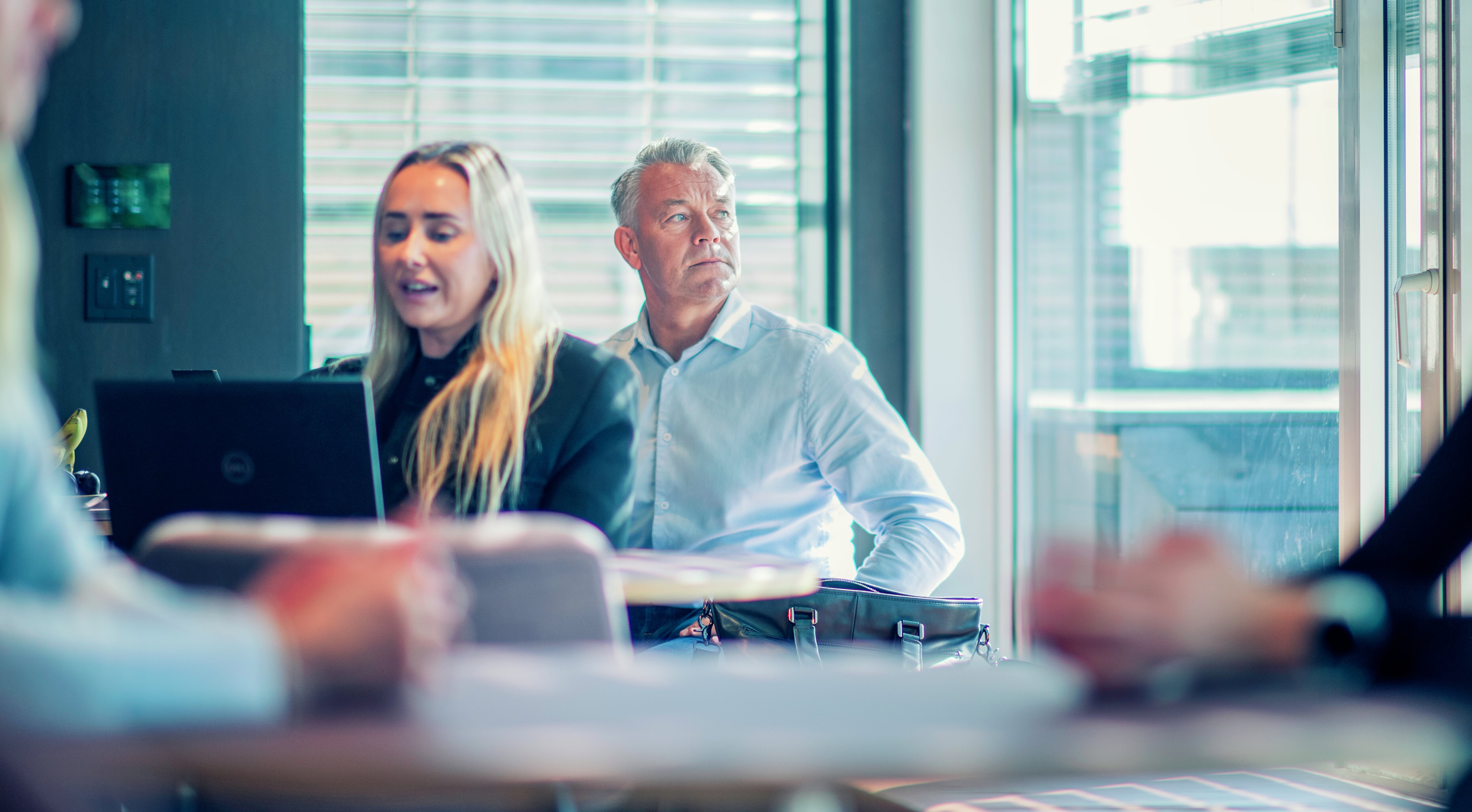 NITO-medlem i pensjonsveiledning med rådgiver i moderne kontorlokaler