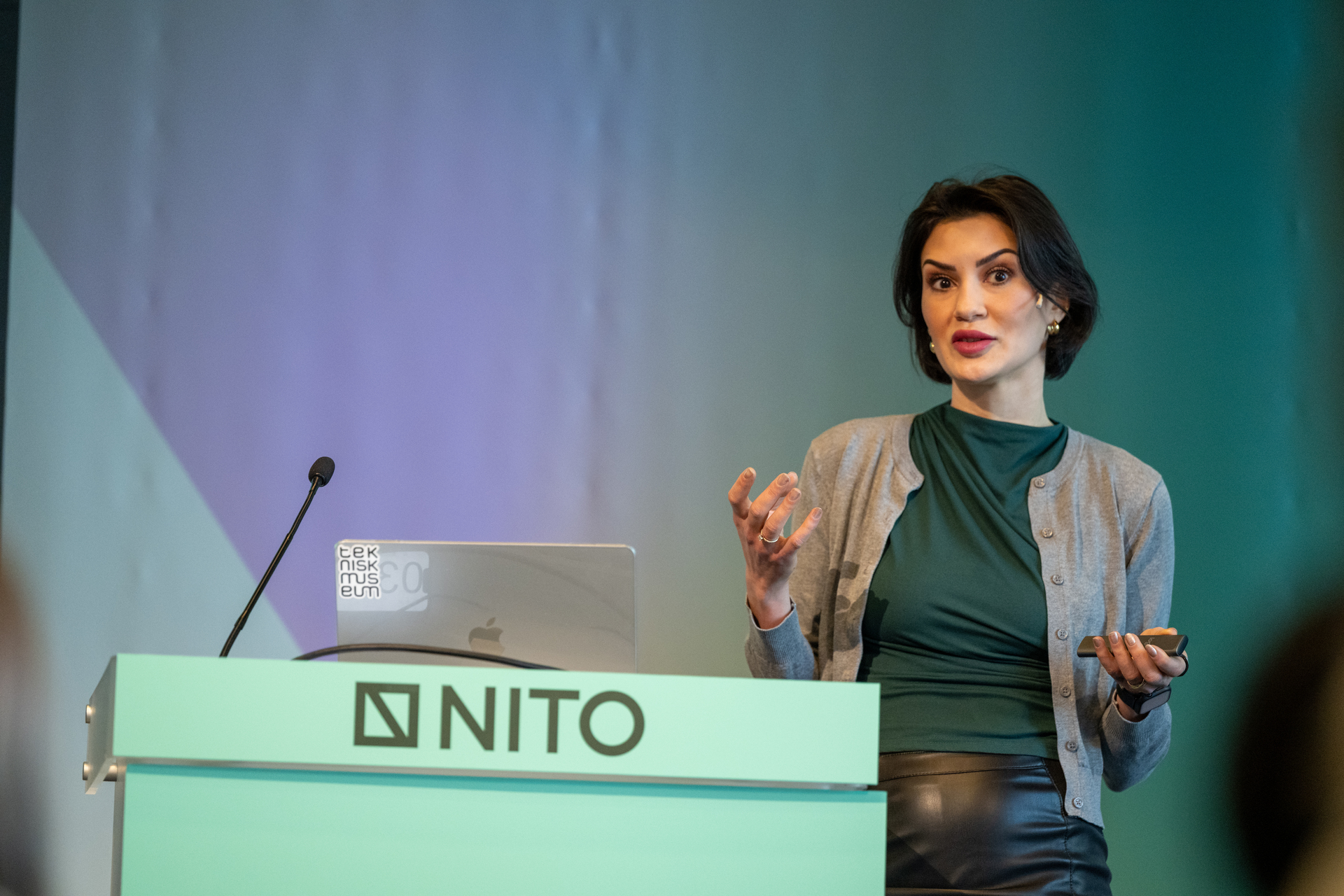 Kvinne som står på en talerstol