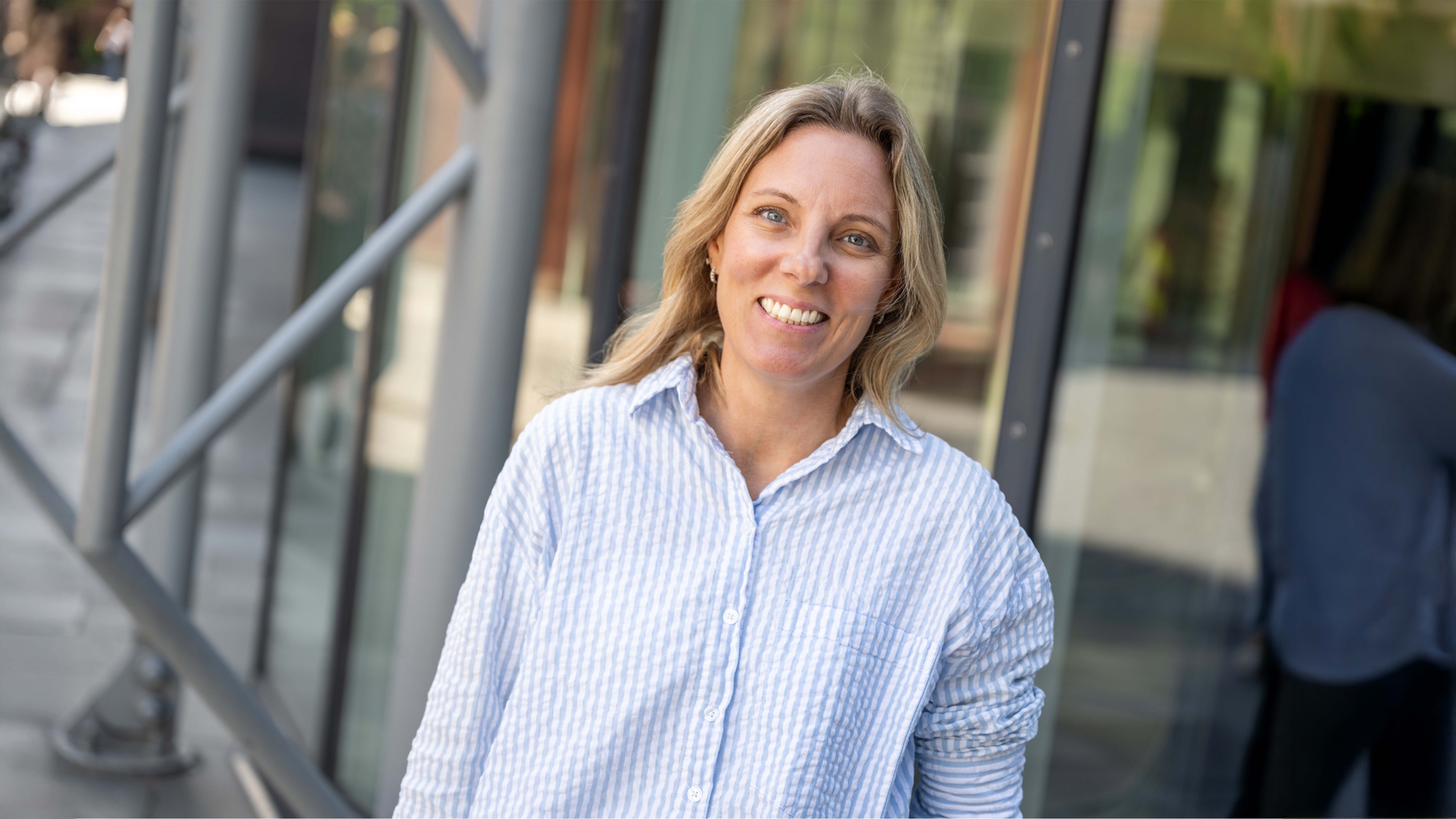 blond kvinne ser i kamera.