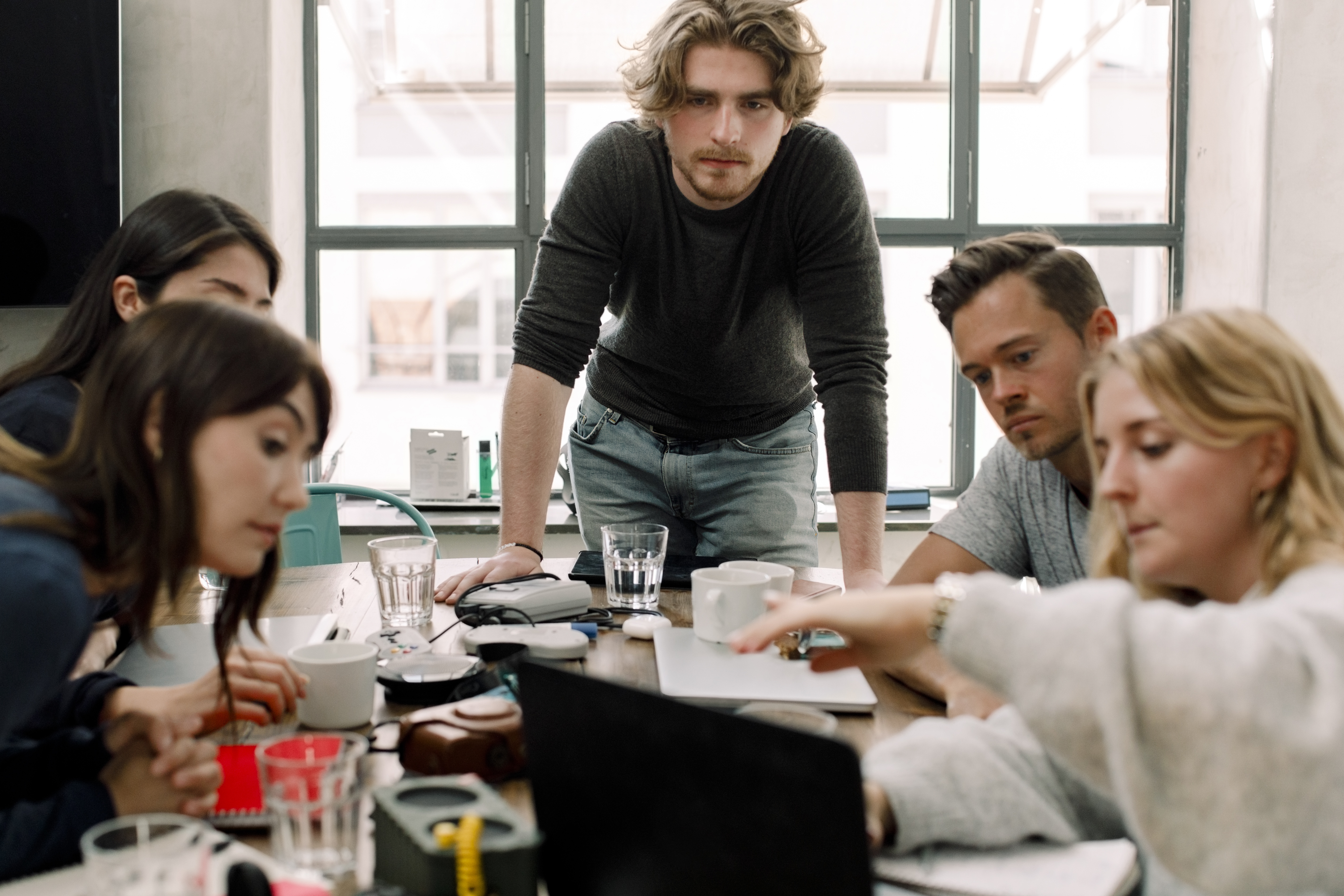 Union representative leads meeting with employees around conference tables during downsizing process, with a focus on dialogue and co-determination Photo: GettyImages