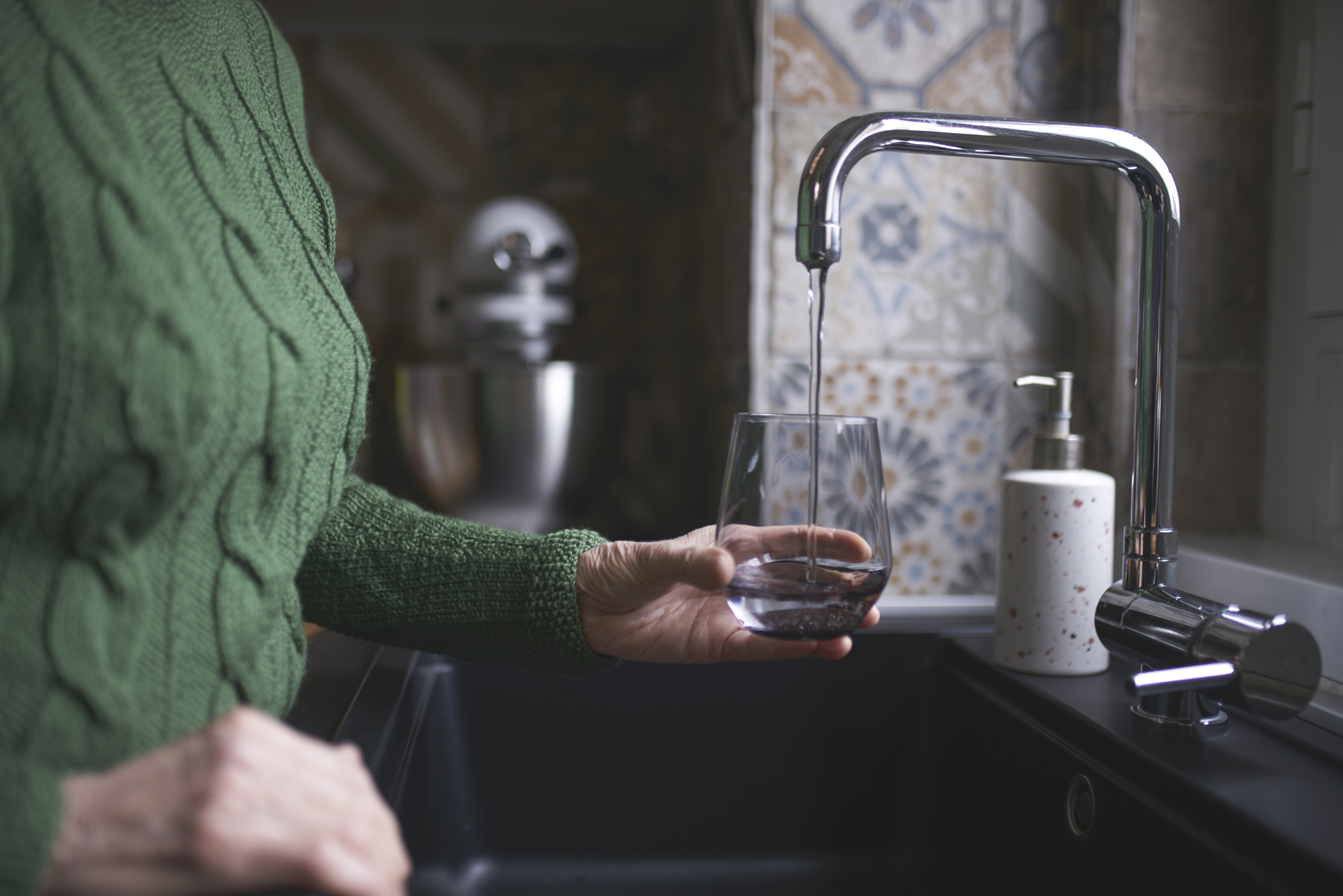 Bilde av en person som fyller springvann i et glass