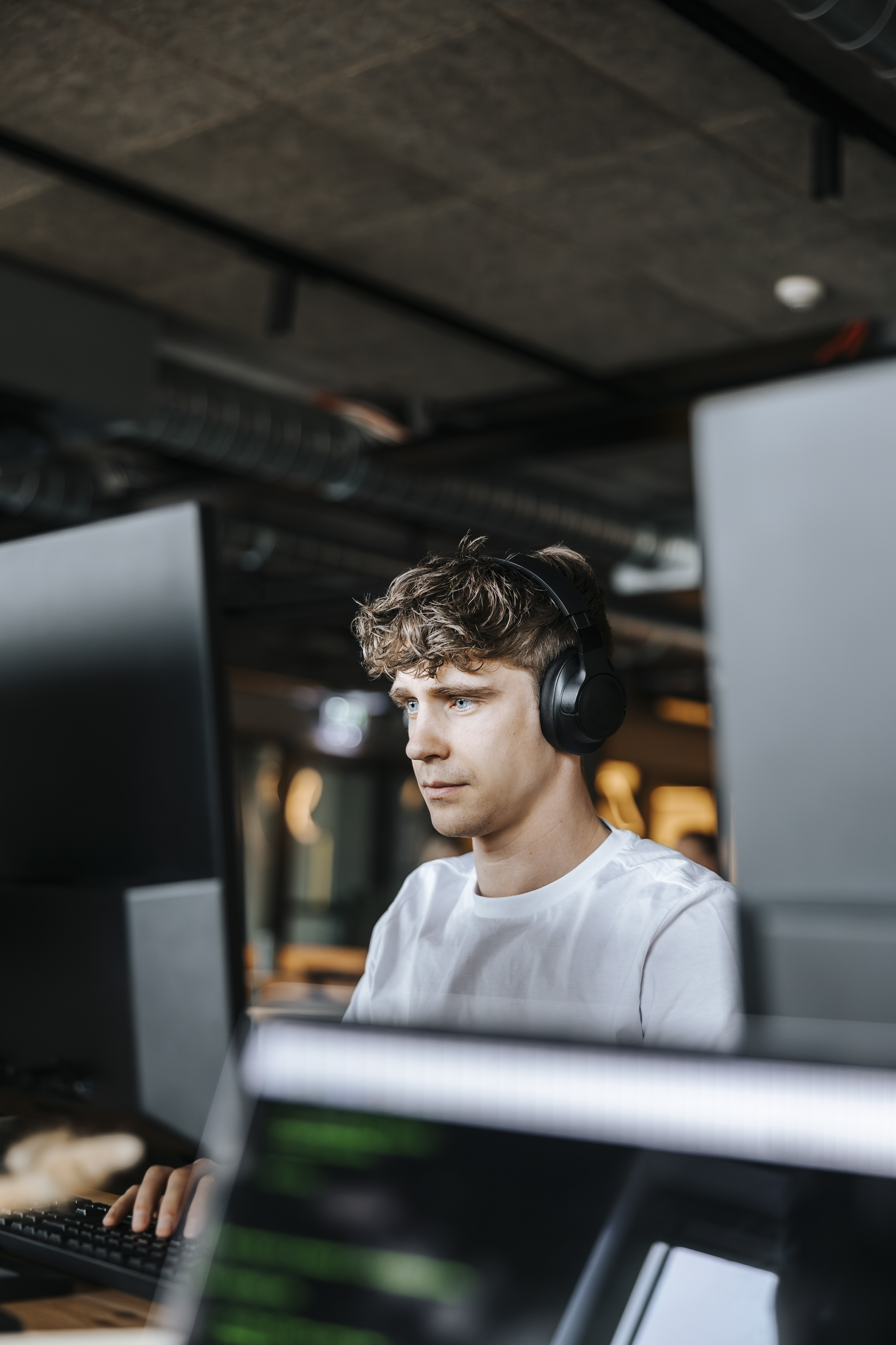 Tillitsvalgt som deltar på digitalt møte.